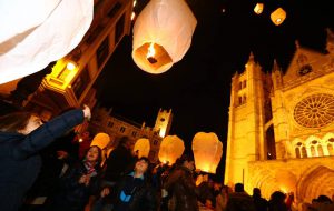 Celebración del día internacional de los derechos de la infancia-suelta de faroillos voladores /