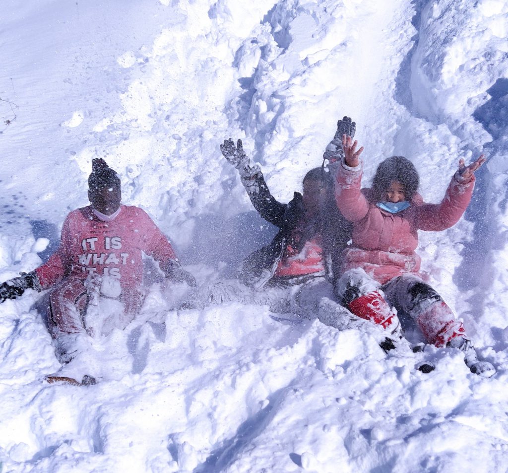 grupo Pértiga de prevención en drogodependencias, realiza una actividad en la nieve